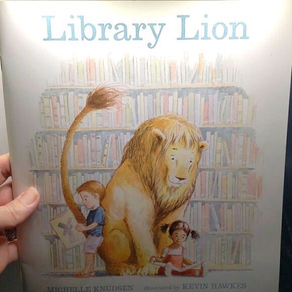 THE Library lion softcover book - Picture 2 of 5